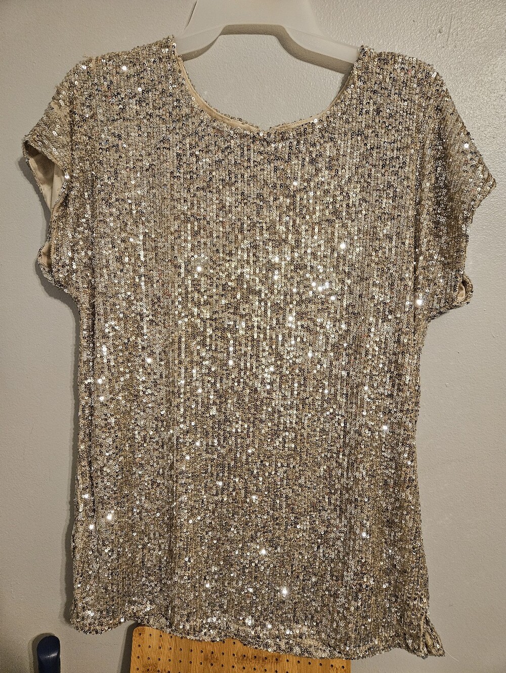 Cable & Gauge Gold Sequin Short-Sleeve Top. Size L.